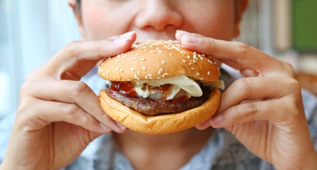 Kardiološkinja otkrila kojih 5 stvari najviše uništavaju srce, naše omiljeno jelo najgore utiče